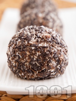 Шоколадови топчета (трюфели) от бисквити, орехи, шоколад, масло, какао и кокосови стърготини - снимка на рецептата